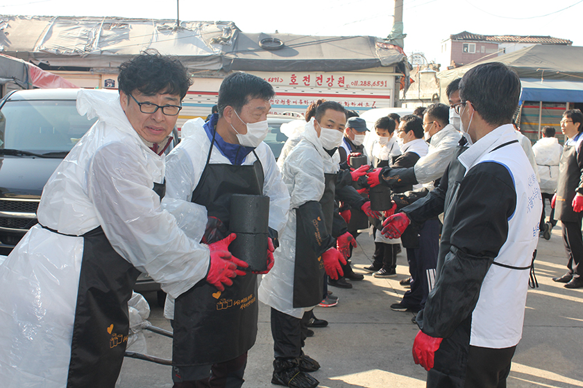 ‘Delivery of Love Briquettes’ with officers and employees as well as retail distributors of Namyang